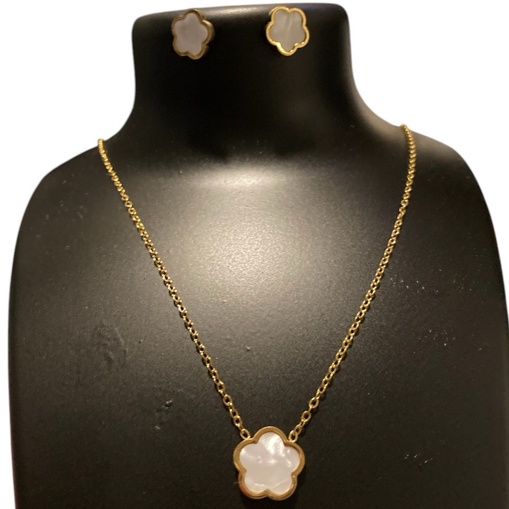 Gold and mother of Pearl clover jewelry set